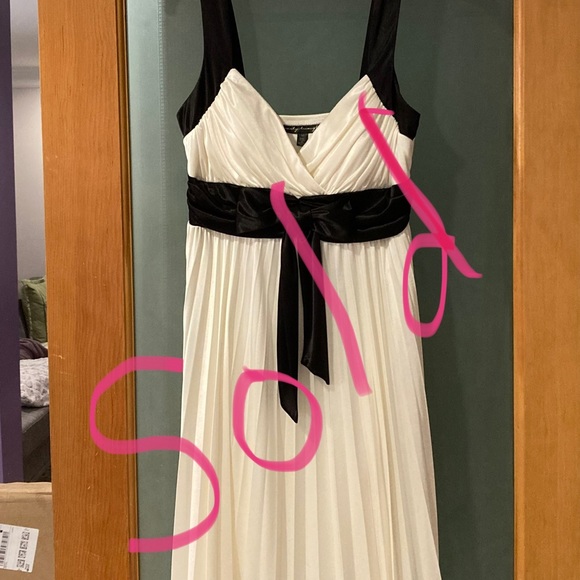 City Triangles Dresses & Skirts - Cream and black silky dress